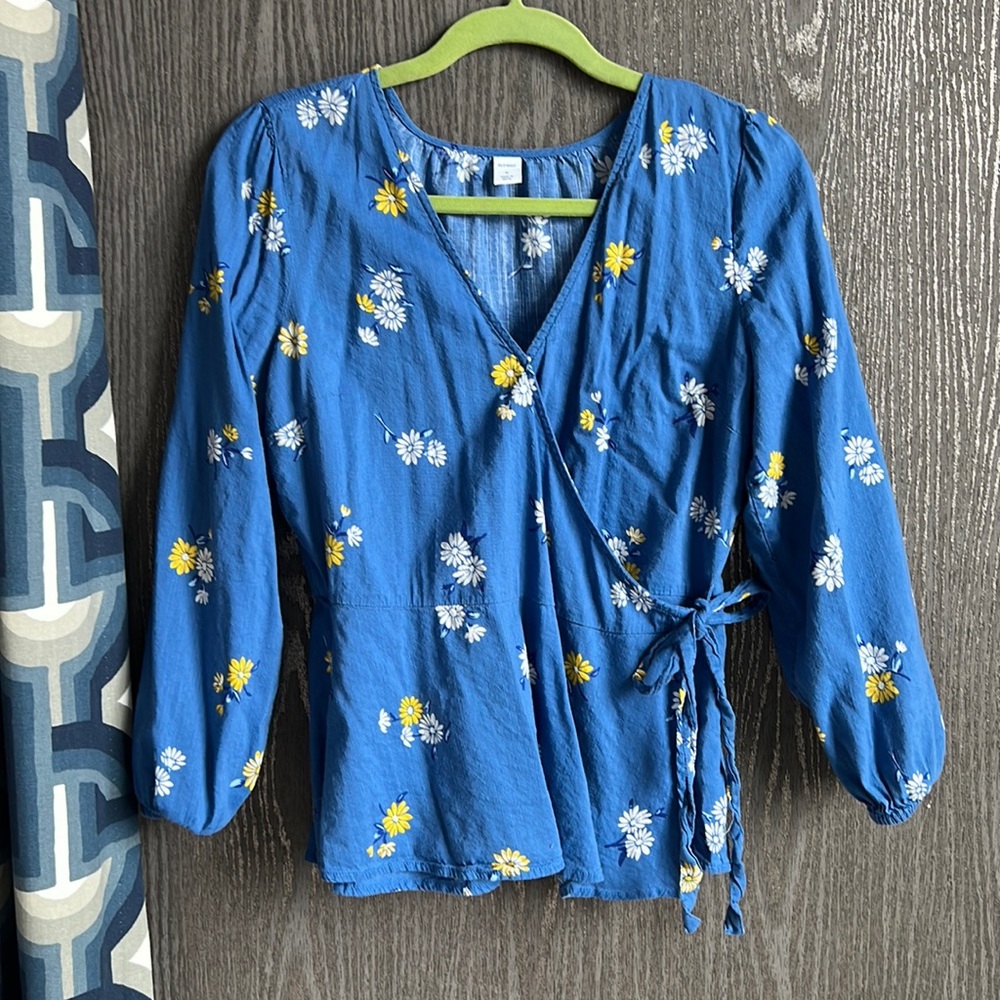 🌸5/25 Old Navy Peplum Wrap Long sleeved Blouse Sz M